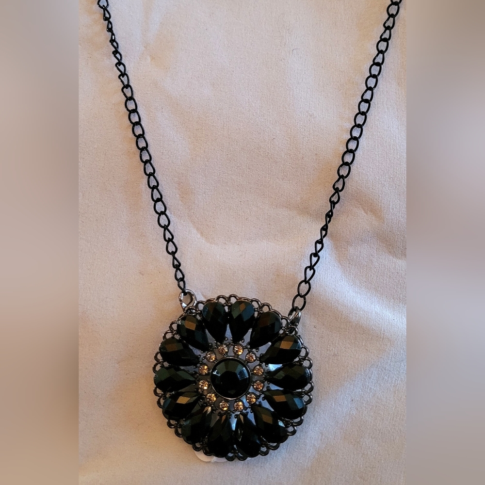 VINTAGE PREMIER DESIGNS BLACK CRYSTAL NECKLACE/BROOCHE